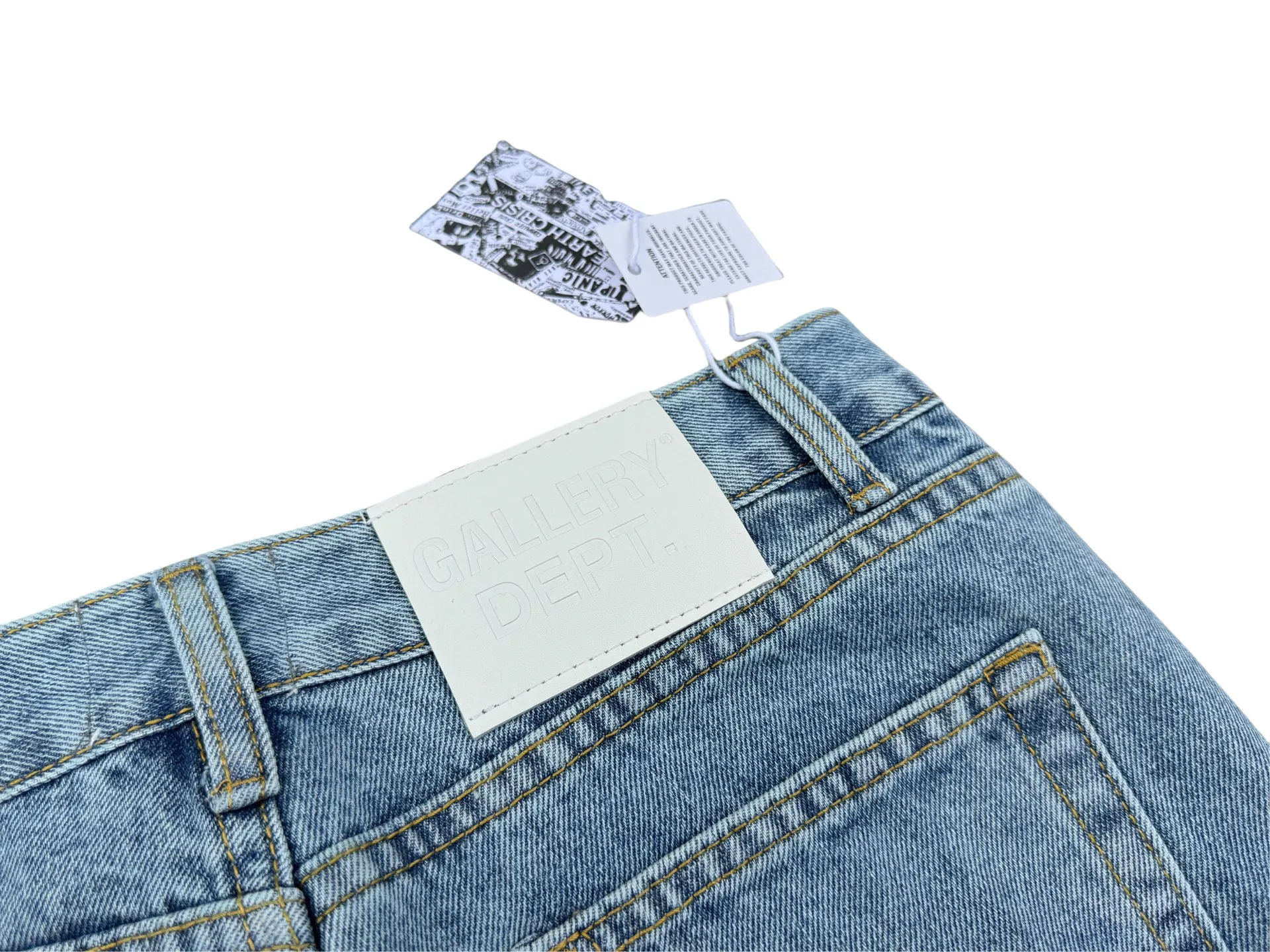P260💰G88 GALLERY DEPT. Denim splicing flame🔥flare pants washed distressed splicing jeans GALLERY is attracted by these bell-bottom pants. Whether it is a reset of Carhartt or Levis, it has created a strong brand style. Since these pants are modified from rare vintage, the production capacity is limited. Therefore, after many icons wore them, these pants were once hard to find. Later, perhaps due to the improvement of GD's business in the past two years and the expansion of production lines, the brand itself lowered the price, so I can't wait any longer for these pants this year and will definitely buy them. During the process of the denim washing plant, the owner of the washing plant helped introduce a boss who had worked for Levi's foundry and started his own business. This also paved the way for the following styles. Therefore, Levi's remodeled single product for the base plate is really familiar. Whether it is the fabrics supplied or the lathes used in production, there is nothing to choose from. -Color: blue -Size: S-XXL (corresponding to 28-36)